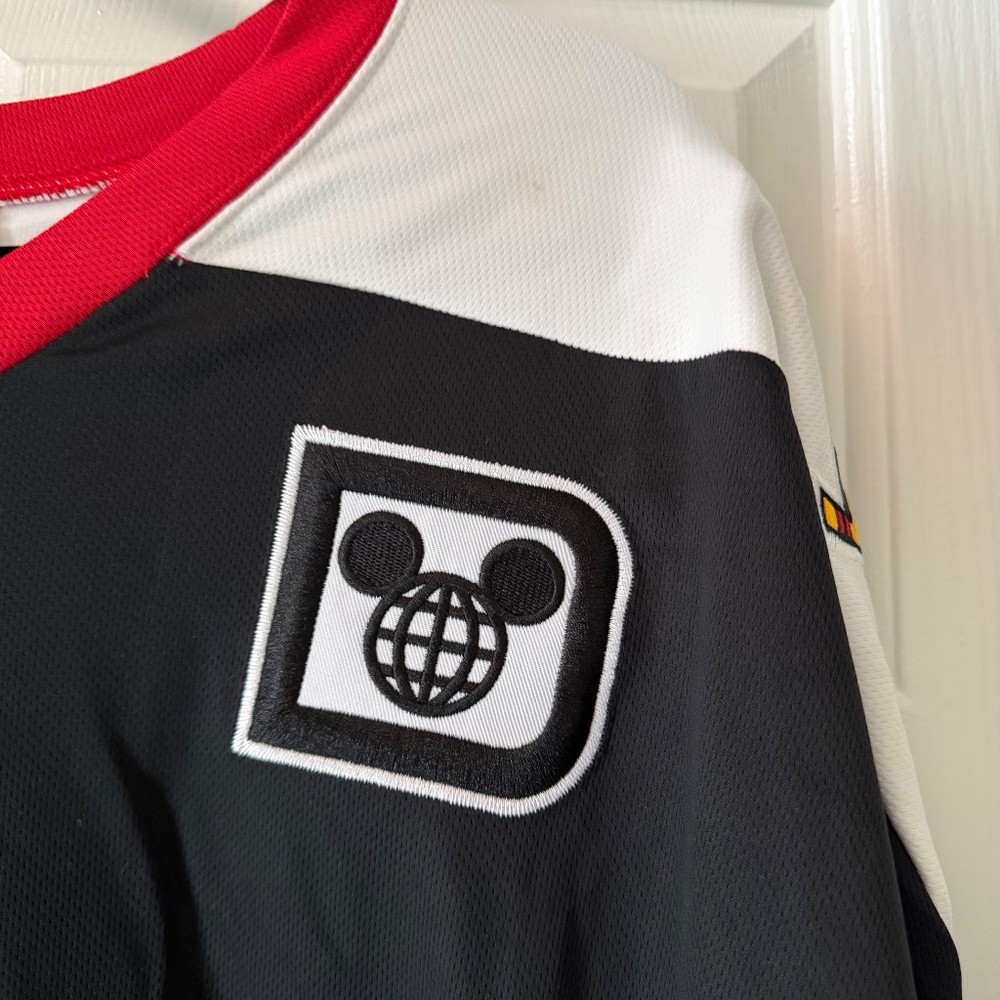 2025 Disney Mickey Mouse 28 Ice Hockey Jersey Adult‎ Size NWT - Picture 3 of 5